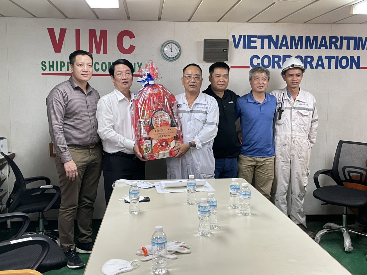 Lãnh đạo Công ty Vận tải biển VIMC thăm và làm việc với thuyền viên tàu VINALINES SUNRISE tại Dung Quất, Quảng Ngãi